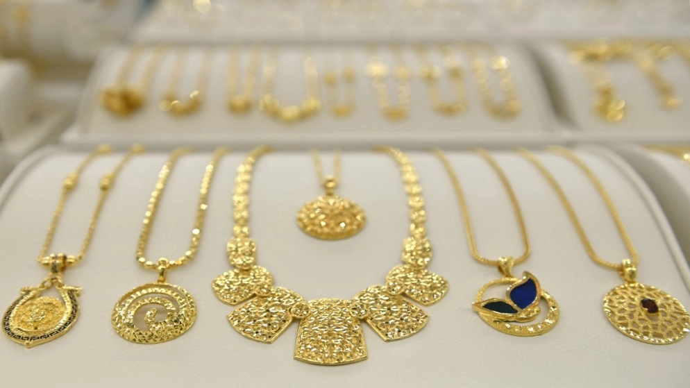 الذهب يتراجع مع ارتفاع الدولار