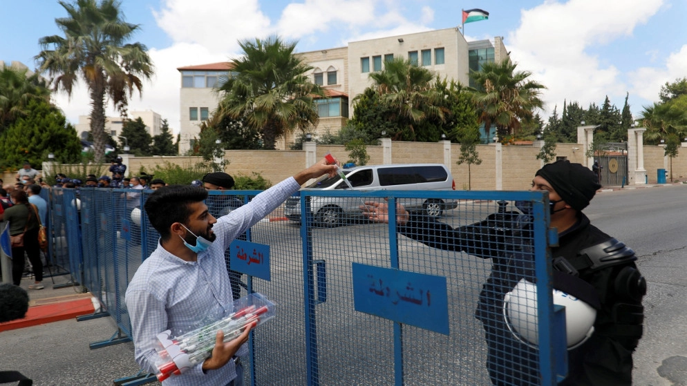 الحكومة الفلسطينية تدفع جزءا من الرواتب للشهر الثالث