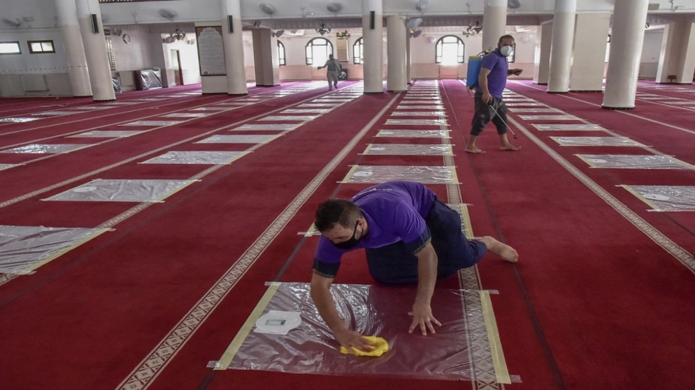 الجزائر تخفف إجراءات الحجر بعد تراجع الإصابات الجديدة بالفيروس