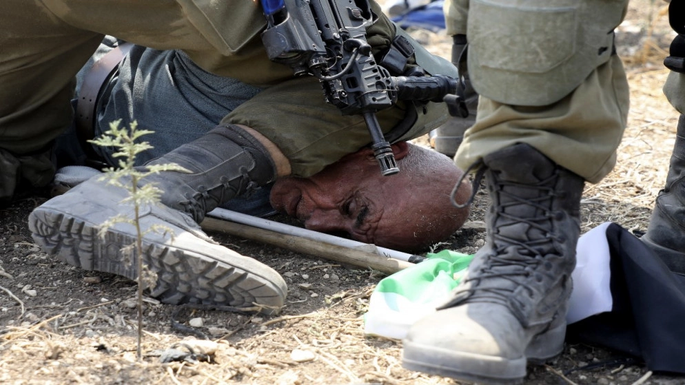 غضب فلسطيني لقيام جندي إسرائيلي بوضع ركبته على رقبة متظاهر مُسن