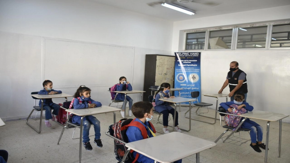 الهيئة الخيرية الأردنية الهاشمية تسلم مدارس حكومية 250 مقعداً دراسياً