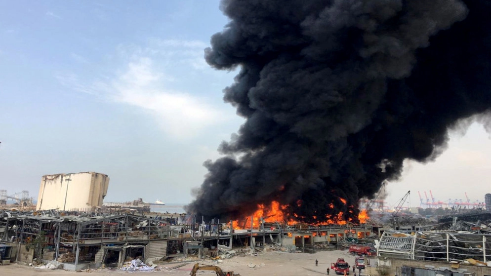 الجيش اللبناني يُحقق في حريق ضخم في مرفأ بيروت تُسيطر عليه فرق الإطفاء