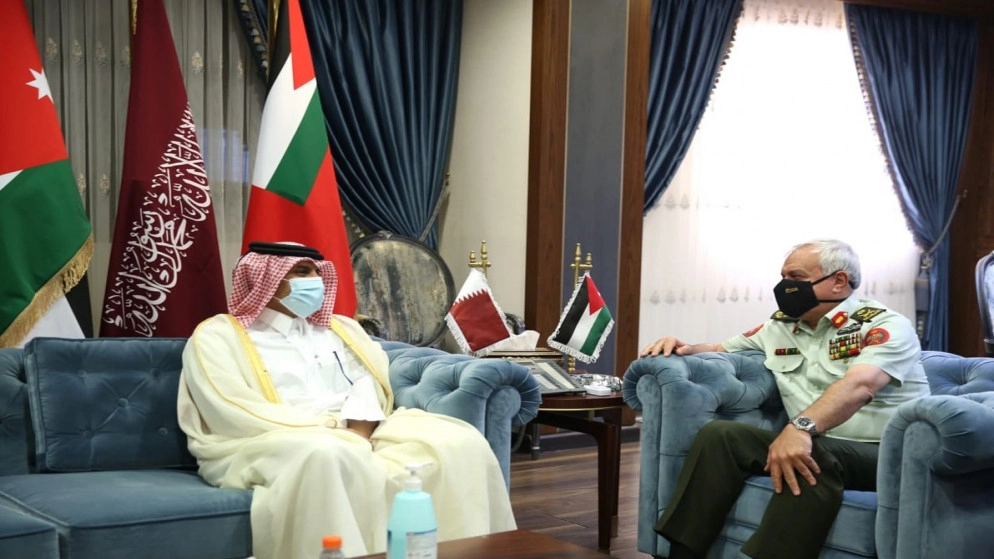 رئيس هيئة الأركان المشتركة يستقبل السفير القطري