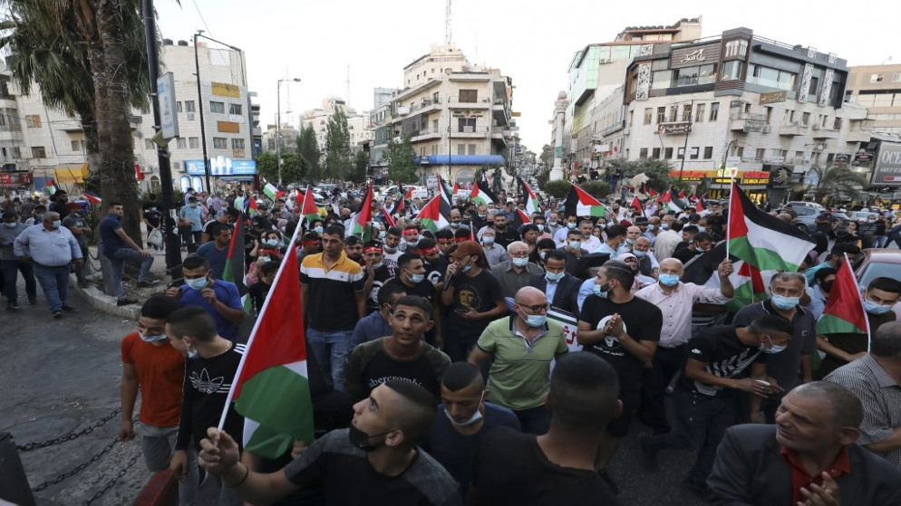 وقف اقتطاعات من رواتب الموظفين في الأراضي الفلسطينية لمدة شهر