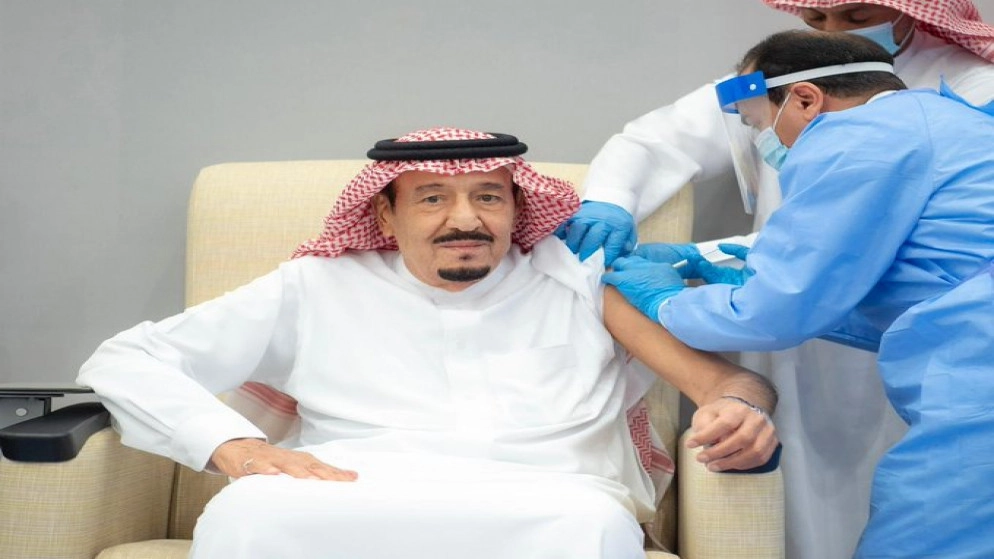 الملك السعودي يتلقى الجرعة الأولى من لقاح كورونا