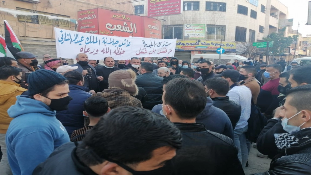 تجار في جرش يعترضون على فرش أرضية الوسط التجاري بالبلاط