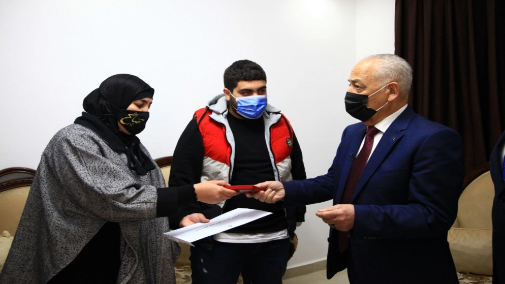 رئيس الديوان الملكي يسلّم مسكنين أمر بهما الملك لشابين يعانيان ظروفا صعبة