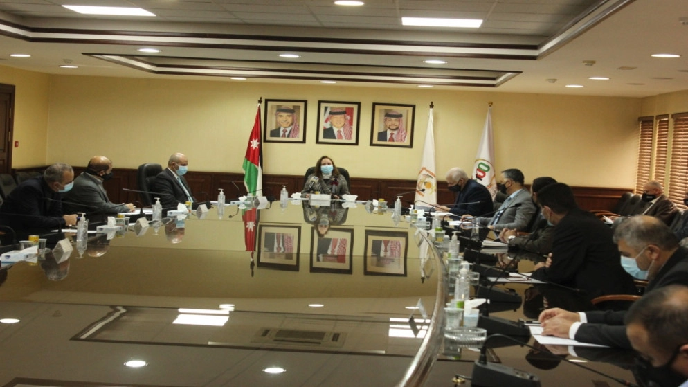 وزيرة الصناعة تؤكد ضرورة تكثيف الرقابة على المنشآت والتزام الأفراد بها