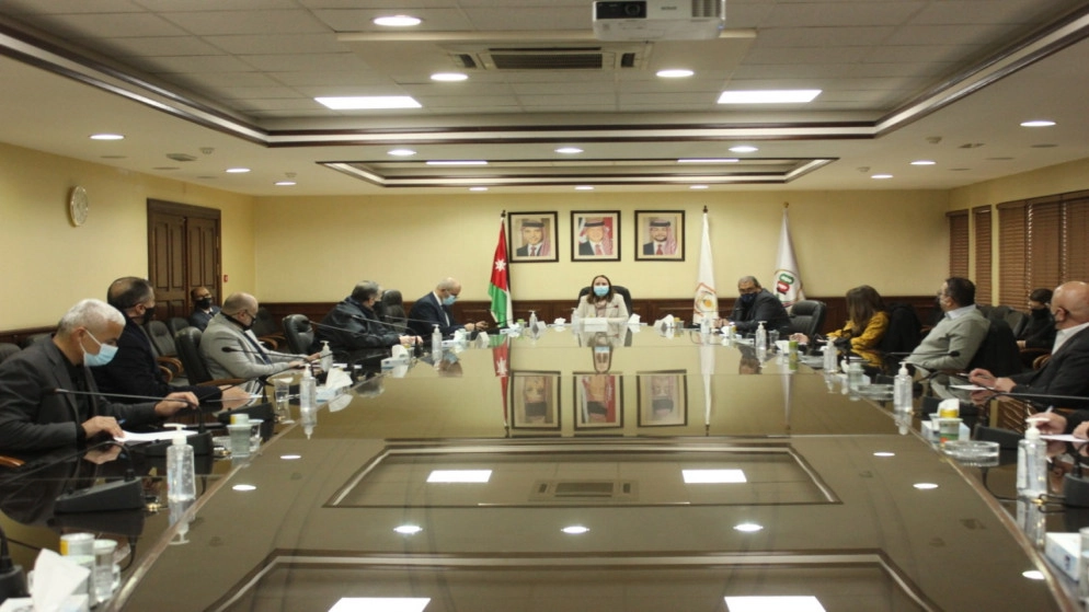 دعوة للالتزام بارتداء الكمامة والتباعد الجسدي داخل المراكز التجارية