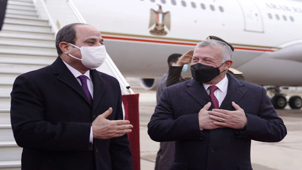 الملك وولي العهد يودعان الرئيس المصري