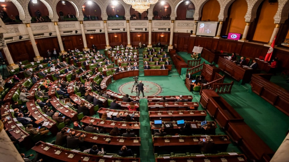 المئات يتظاهرون في تونس العاصمة والبرلمان يقر التعديل الوزاري