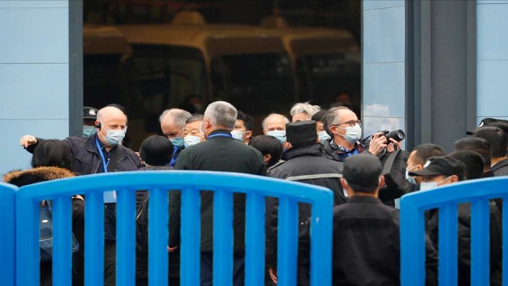 خبراء "الصحة العالمية" يزورون سوق ووهان أول بؤرة لكوفيد-19 وقلق في أوروبا
