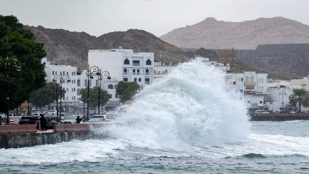 وفاة طفل في تجمعات مائية بمسقط جراء الإعصار شاهين
