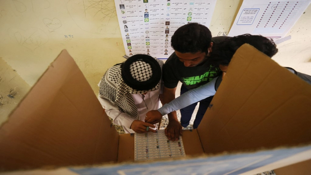 العراقيون يواصلون الإدلاء بأصواتهم في انتخابات نيابية مبكرة