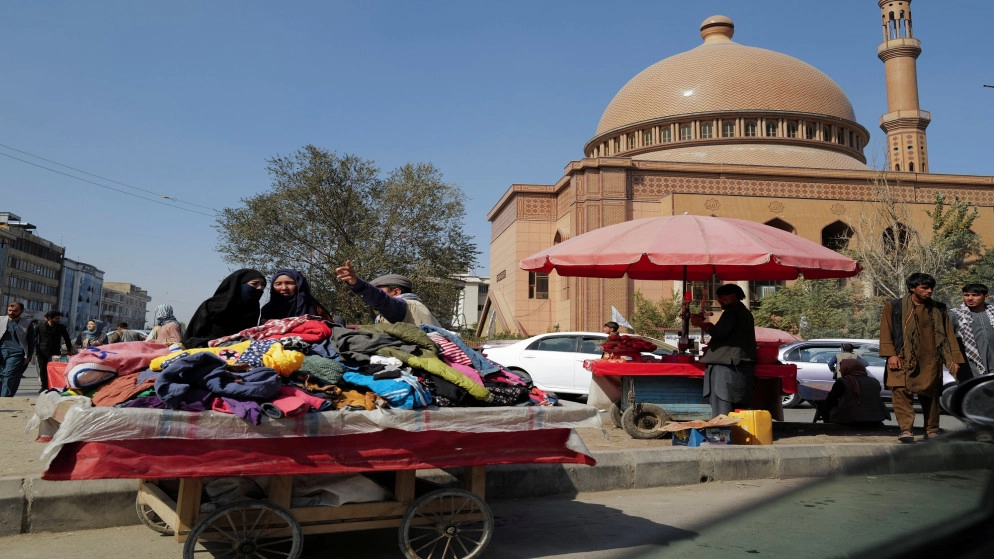 وكالات إغاثة توزع أغذية وأغطية ونقودا مع زحف الجوع والبرد لأفغانستان