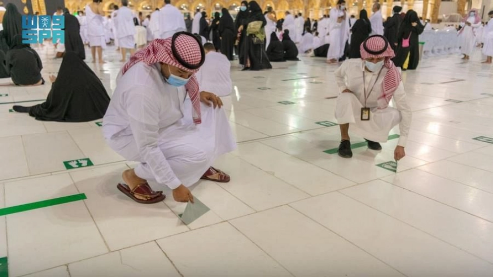 أول صلاة "بلا تباعد" في الحرم المكي منذ أكثر من عام