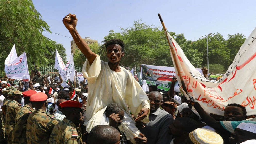 مئات السودانيين يعتصمون لليوم الثاني للمطالبة بسلطة عسكرية