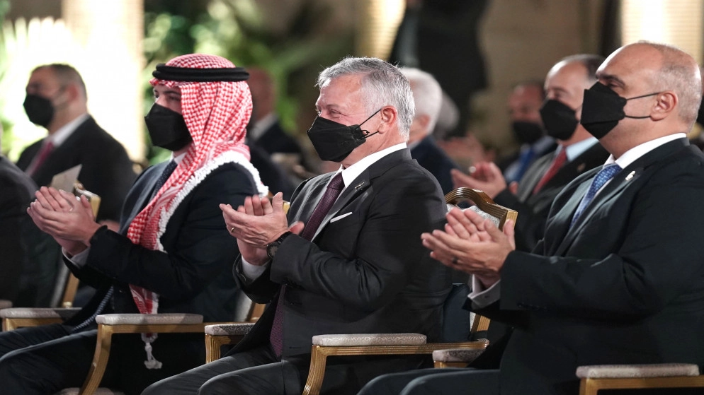 الملك يكرم شخصيات خلال رعايته احتفال الحكومة بمئوية الدولة