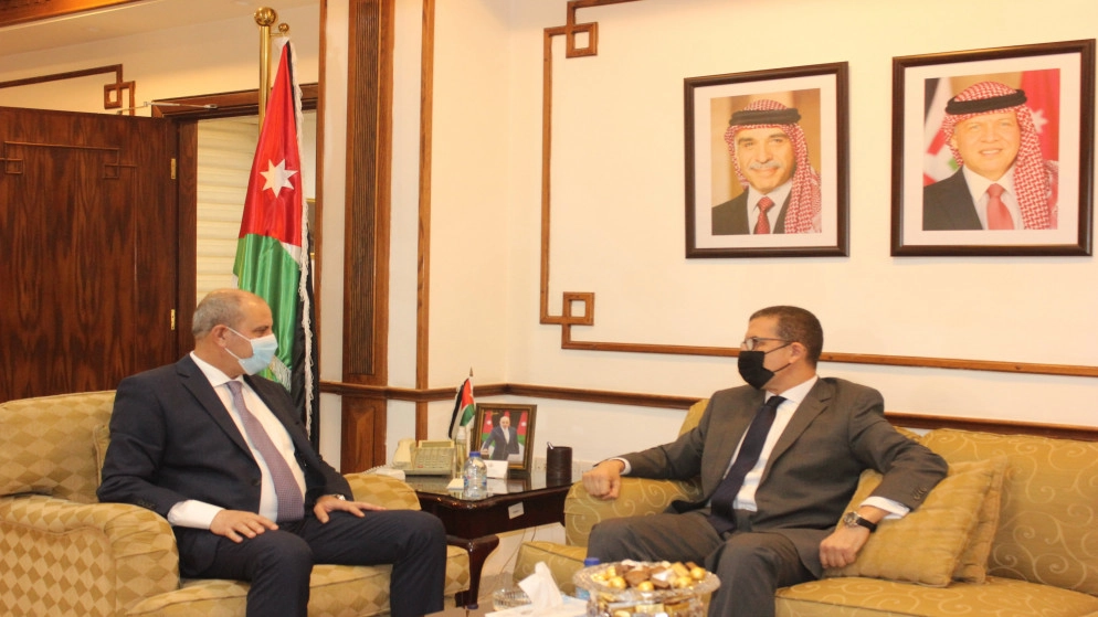 وزير الصناعة والتجارة يبحث مع السفير المصري سبل تعزيز التعاون الاقتصادي