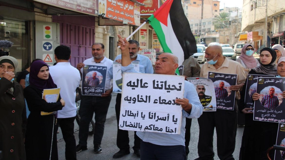 أطباء الاحتلال الإسرائيلي يحاولون تغذية أسير فلسطيني مضرب عن الطعام منذ 91 يوما قسريا