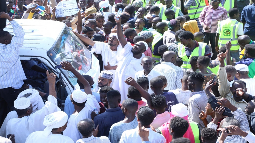 الشرطة تطلق الغاز المسيل للدموع على متظاهرين سودانيين مطالبين بحكم مدني