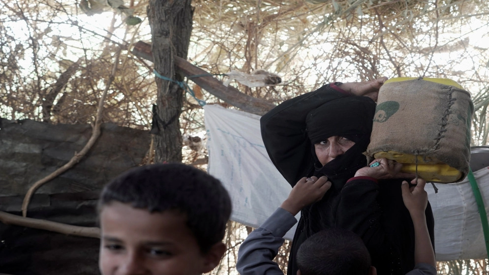 نازحون يمنيون في انتظار المساعدة بعد فرارهم من مأرب