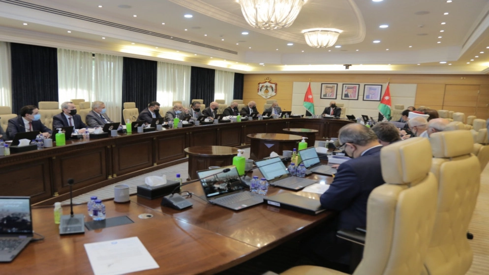 استطلاع رأي: 33% من الأردنيين يثقون بحكومة الخصاونة بعد عام من تشكيلها