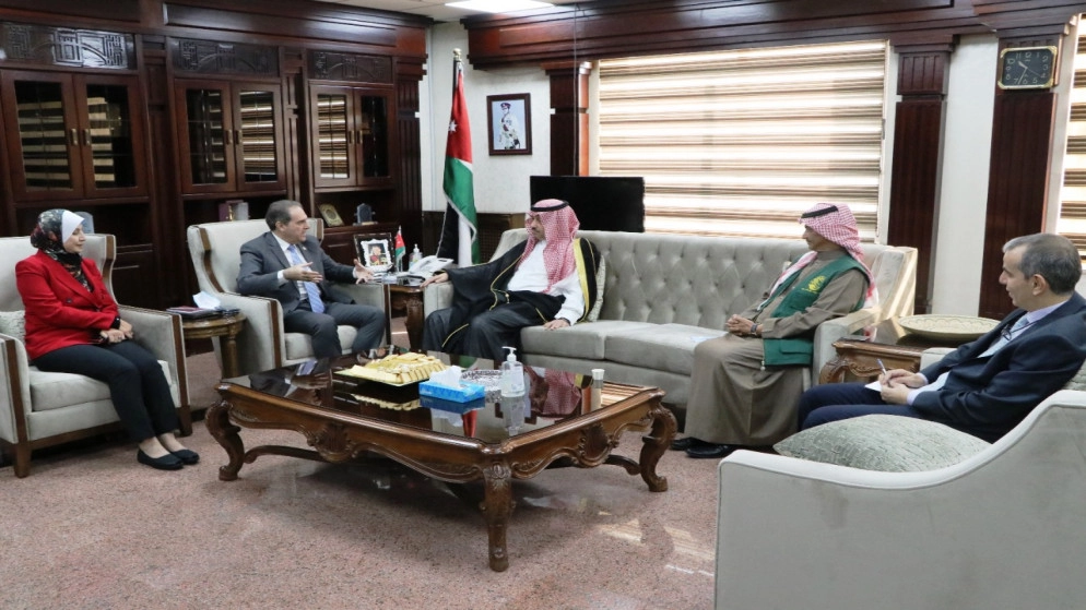 وزارة الصحة تتسلم المنحة السعودية من الأكسجين الطبي