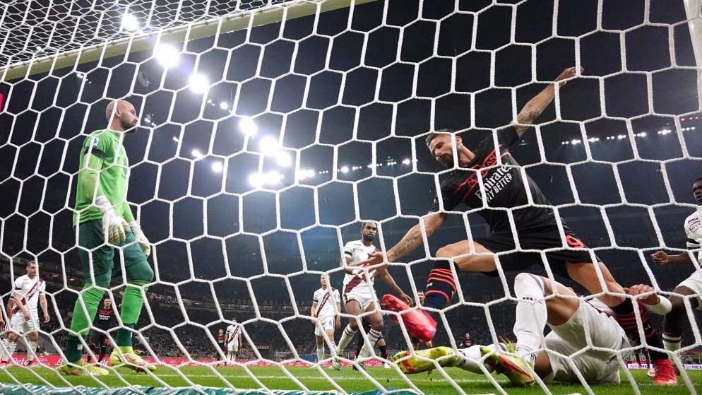 هدف جيرو المبكر يصعد بنادي ميلان إلى صدارة الدوري الإيطالي