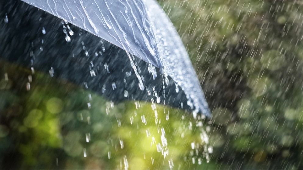 أجواء غائمة وهطول زخات مطر متفرقة الاثنين