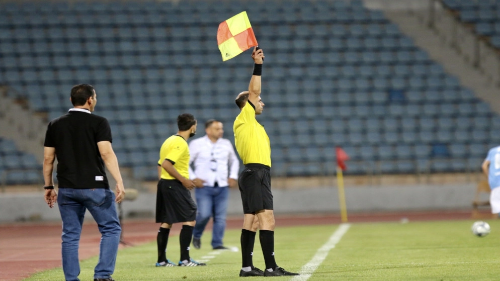 طاقم حكام بحريني يقود لقاء حاسما يجمع الرمثا والجزيرة في دوري المحترفين