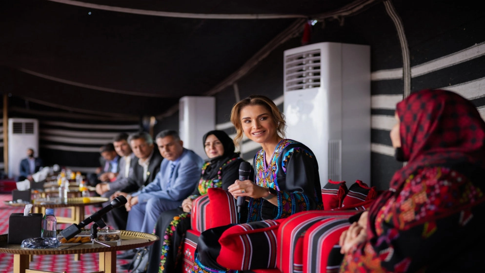 الملكة رانيا العبدالله تزور منطقة السرحان وتلتقي مستفيدين من المبادرات الملكية