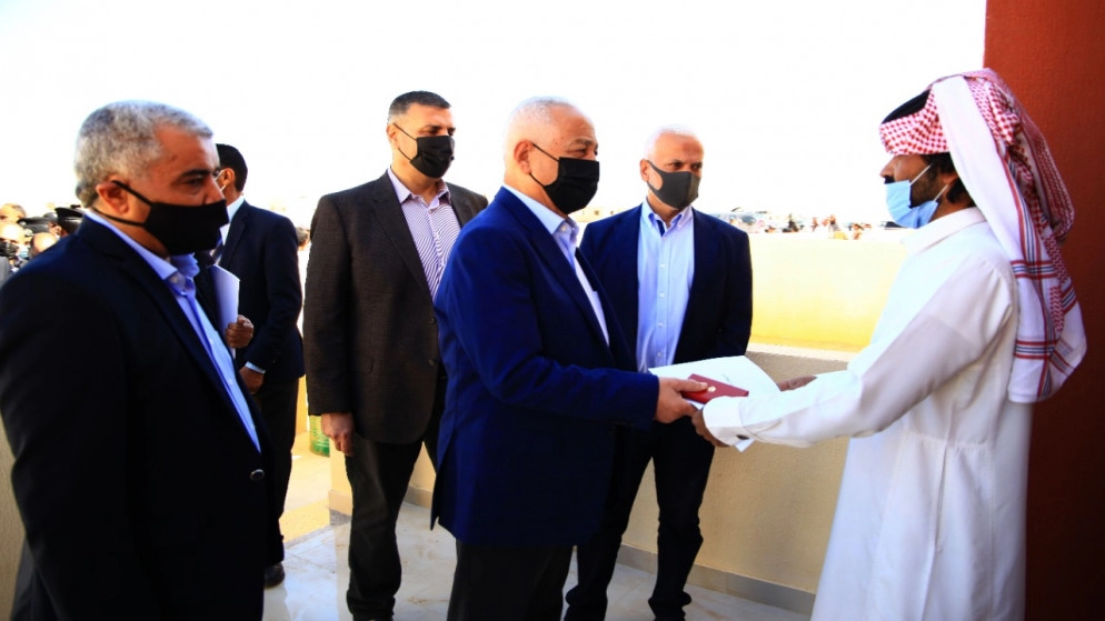 رئيس الديوان الملكي يسلم مساكن لأسر عفيفة في الجفر والعقبة