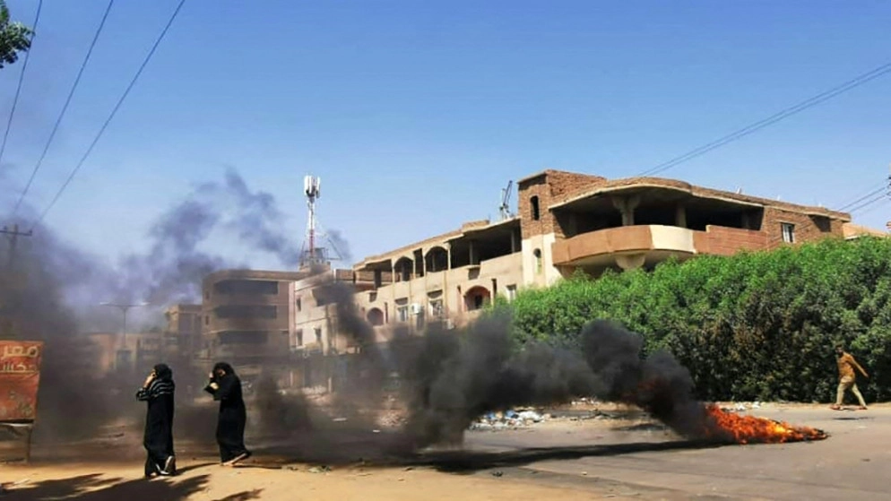 إطلاق قنابل غاز مسيّل للدموع على متظاهرين مناهضين للانقلاب في الخرطوم