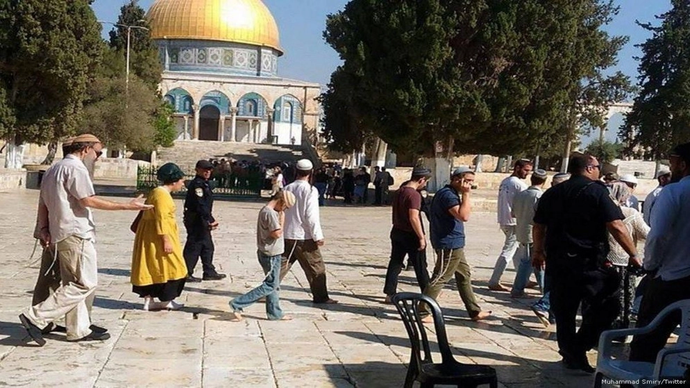 100 مستوطن يقتحمون باحات المسجد الأقصى