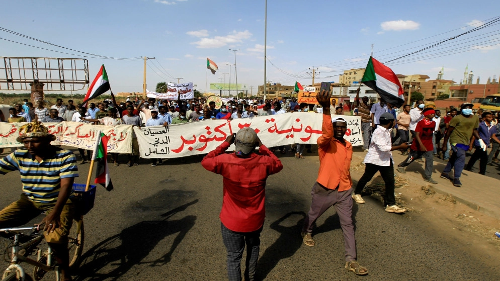 قوات الأمن السودانية تفرّق متظاهرين مناهضين لسيطرة الجيش على الحكم