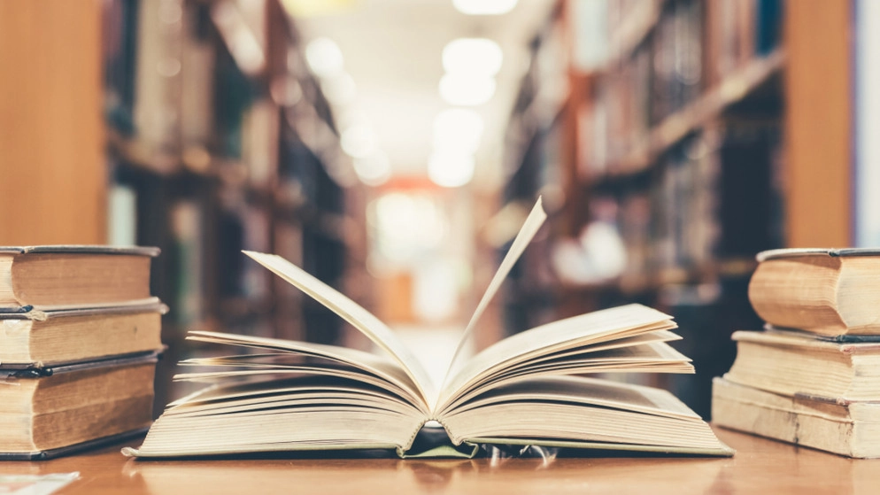 أردني يحول منزلا ورثه عن أبيه لمكتبة عامة تحوي 20 ألف كتاب 