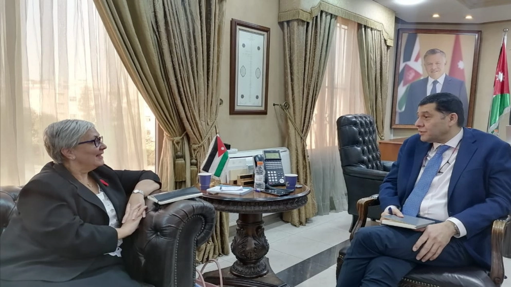 وزير العمل يبحث مع السفيرة الكندية في عمّان أوجه التعاون بين البلدين