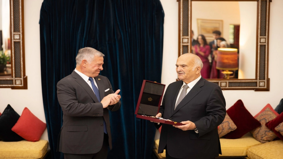 الملك ينعم بوسام مئوية الدولة الأولى على الأمير الحسن بن طلال