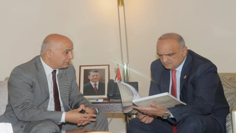 الخصاونة يتسلم تقرير مركز التوثيق الملكي حول أرشيف الوزارات والمؤسسات