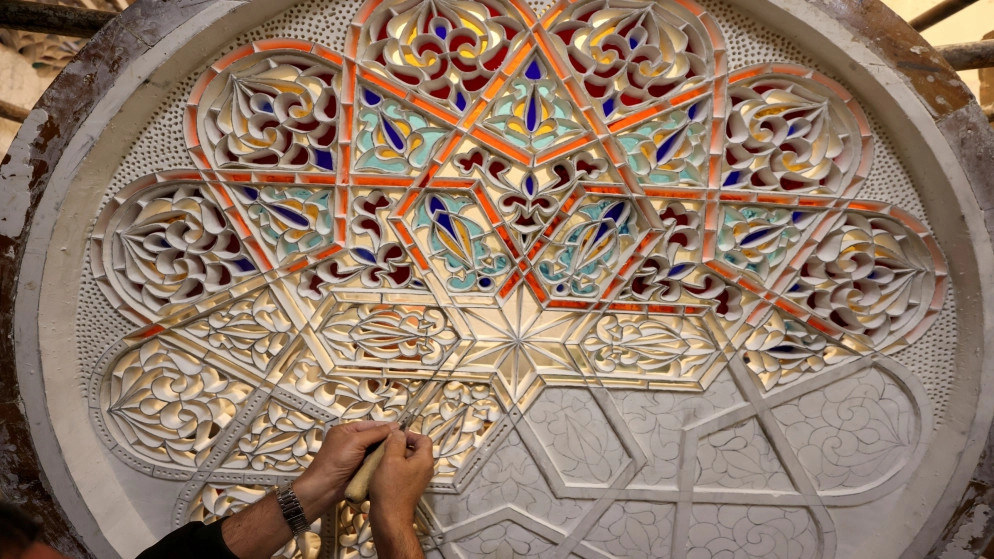 فلسطينيون يرممون نوافذ تاريخية للمسجد الأقصى