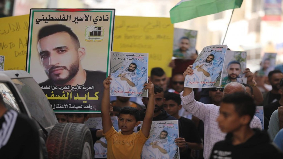 أسير فلسطيني يستمر بإضرابه عن الطعام لليوم 129