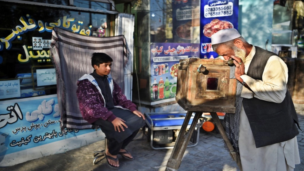 آلات التصوير الخشبية "علب سحرية" في طريقها للزوال في أفغانستان