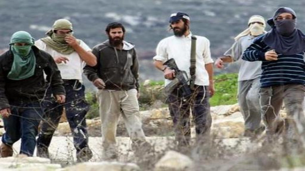 مستوطنون يعتدون على فلسطينيين ويحطمون ممتلكاتهم في الضفة الغربية المحتلة