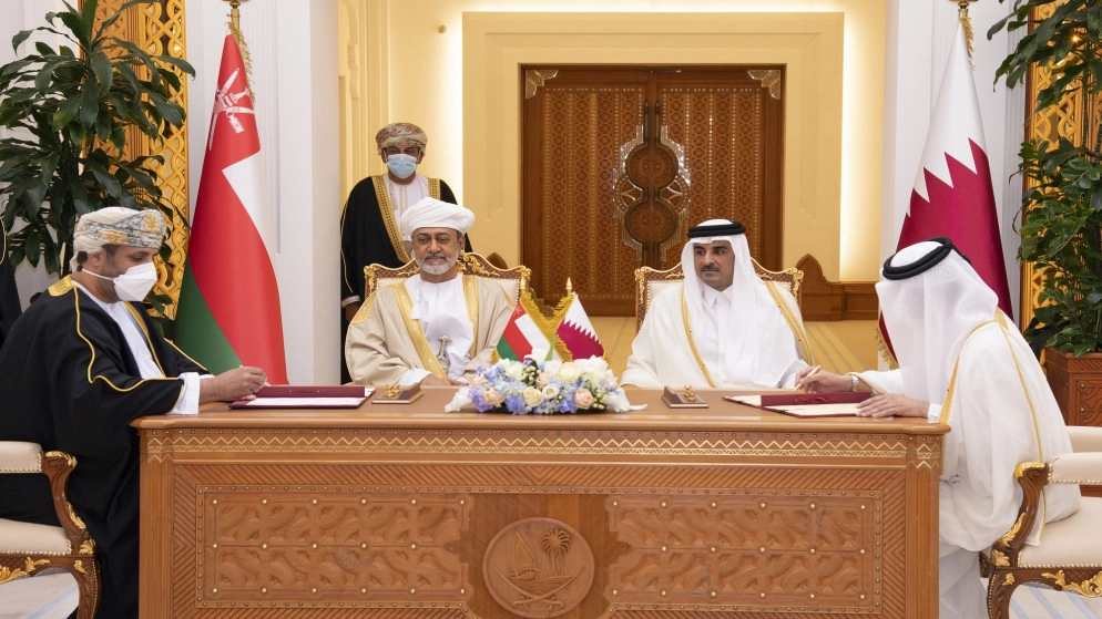 قطر وعُمان توقعان 6 اتفاقات تعاون في مجالات عسكرية ومالية