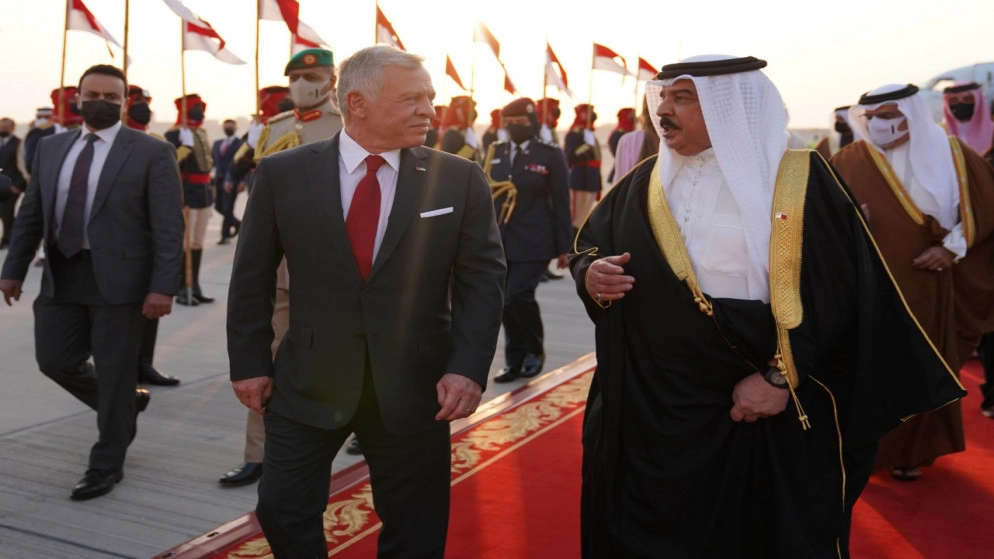 الملك والعاهل البحريني يؤكدان مواصلة توسيع التعاون في شتى الميادين