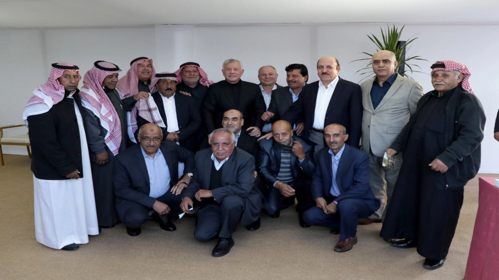الملك يلتقي مع متقاعدين عسكريين خدموا معه في كتيبة المدرعات/2 الملكية