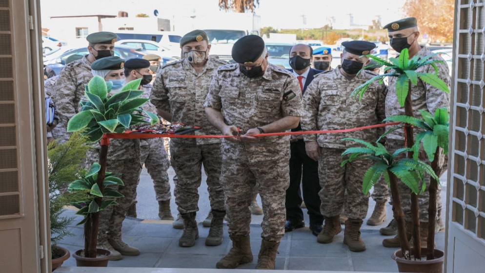 رئيس هيئة الأركان يفتتح عيادات اختصاص رفاق السلاح في مدينة الحسين الطبية