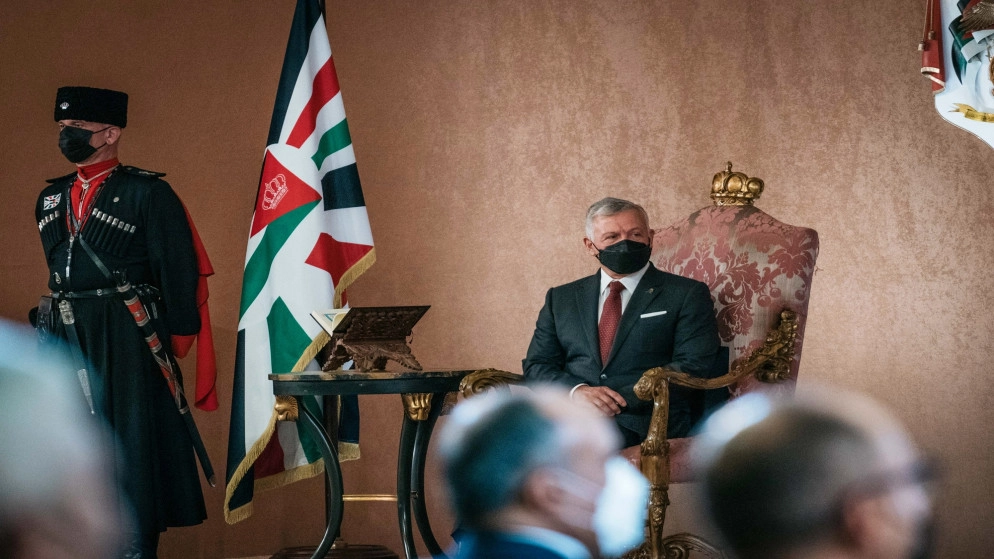 الملك يستمع إلى رد مجلس الأمة على خطاب العرش السامي