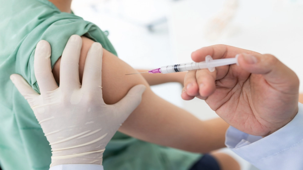 مراكز لإعطاء لقاحات فايزر وسينوفارم المضادة لكورونا الاثنين